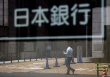 日銀が３月の金融政策決定会合で国債買い入れの継続を決めて以降、残存期間５年超１０年以下の国債買い入れ額は据え置きが続いている。写真は２０１７年６月、東京都内で撮影（２０２４年　ロイター／Toru Hanai）