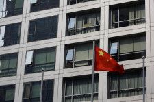 中国税関総署が１２日発表した統計によると、３月のレアアース（希土類）輸出は前年同月比５．９３％増の４７０９．６トンとなった。写真は中国の国旗。北京で２０２０年７月撮影（２０２４年　ロイター／Tingshu Wang）