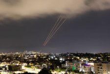 　イラン革命防衛隊は１３日、イスラエルの特定の標的に対して数十の無人機（ドローン）とミサイルを発射したと発表した。イラン国営メディアが革命防衛隊の声明を伝えた。写真はイスラエル南部アシュケロンで発射された防空ミサイル。１４日撮影（２０２４年　ロイター/Amir Cohen）