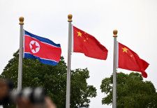 　北朝鮮の金正恩朝鮮労働党総書記は１３日、中国共産党序列３位の趙楽際・全国人民代表大会（全人代）常務委員長と会談し、中国との長年の関係を発展させる立場を確認した。国営の朝鮮中央通信（ＫＣＮＡ）が１４日報じた。写真は中国と北朝鮮の国旗。中国・杭州で昨年１０月撮影（２０２４年　ロイター/Dylan Martinez）