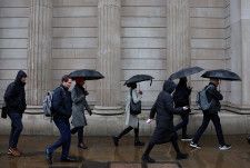 　英金融大手は、給与水準の高い役職での女性の採用数を増やす取り組みを進めているとしている。写真は２月、ロンドンで撮影（２０２４年　ロイター/Toby Melville）