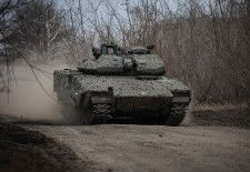 ４月１４日、ウクライナ軍のシルスキー総司令官は、テレグラムに投稿した声明で、ロシア軍の最高指導部が５月９日までに東部ドネツク州チャソフヤールを占領する任務を部隊に課したとの認識を示した。写真はチャソフヤール近郊を走行するたウクライナの歩兵戦闘車。３月撮影（２０２４年　ロイター／Oleksandr Ratushniak）