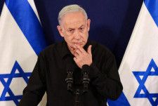イスラエルの戦時内閣はイランによる攻撃に対し報復することを支持しているが、時期と規模を巡り意見が分かれている。イスラエル当局者が１４日に明らかにした。写真はネタニヤフ首相。テルアビブで２０２３年１０月代表撮影（２０２４年　ロイター）