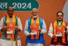４月１４日、インドの与党インド人民党（ＢＪＰ）は、来週から始まる総選挙を前にマニフェスト（政権公約）を発表し、雇用創出やインフラ整備、福祉プログラムの拡充などを掲げた（２０２４年　ロイター／Adnan Abidi）