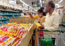 インド政府が１２日発表した３月の消費者物価指数（ＣＰＩ）前年比上昇率は４．８５％と５カ月ぶりの低い伸びだった。写真は、同国ムンバイのスーパー店内の様子。２０２２年３月７日に撮影。（２０２４年　ロイター／Rajendra Jadhav）