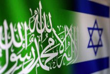 　４月１４日、イスラム組織ハマスは、パレスチナ自治区ガザでの休戦に関するイスラエルの提案を拒否したと明らかにした。写真はハマスとイスラエルの旗。ボスニア・ヘルツェゴビナのサラエボで昨年１０月撮影（２０２４　ロイター／Dado Ruvic）