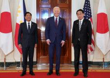 　４月１５日、フィリピンのマルコス大統領（写真左）は、同国と米国、日本による３カ国合意は誰かに向けられたものではなく、３国間の関係強化に過ぎないと述べた。写真中央はバイデン米大統領、右は岸田首相。１１日、米ワシントンで撮影（２０２４年　ロイター/Kevin Lamarque）