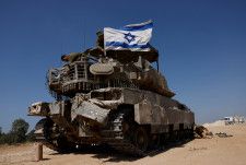訪米しているイラクのタミム副首相は１５日、イランとイスラエルとの間で緊張が高まる中、全ての当事者に自制を呼びかけた。写真はイスラエル軍戦車。（２０２４年　ロイター/Amir Cohen）