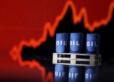 　４月１５日、中東地域における地政学的リスクの高まりを受け、複数の金融機関が原油価格見通しを引き上げた。２０２２年撮影（２０２４年　ロイター/Dado Ruvic）