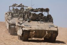 　４月１５日、イスラエル軍のハレビ参謀総長は、イランによる先週末の攻撃に対応すると表明した。紛争拡大を避けたい同盟国からは自制を求める声が相次いでいる。写真はイスラエル軍の装甲兵員輸送車。ガザとの境界線付近で撮影（２０２４年　ロイター/Amir Cohen）