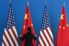 ４月１５日、米国務省は、東アジア担当高官が訪問先の北京で、中国側と中東情勢、南シナ海、台湾問題について協議したと発表した。写真は両国の国旗。北京で２０１４年７月代表撮影（２０２４年　ロイター）
