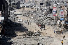 ４月１５日、イスラエルは、パレスチナ自治区ガザでの軍事行動中に拘束していた１５０人のパレスチナ人を解放した。多数のパレスチナ人は拘束されていた期間に虐待されたと話しているという。パレスチナ国境警備当局が語った。写真は破壊された建物。ガザ地区ハンユニスで７日撮影（２０２４年　ロイター／Ahmed Zakot）