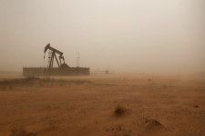 米エネルギー情報局（ＥＩＡ）は１５日付の掘削生産性に関する月報で、５月の国内主要シェール層の産油量が日量１万６０００バレル超増加の９８６万バレルになるとの見通しを示した。写真は２０１８年４月、米テキサス州ミッドランドで撮影したポンプジャック（２０２４年　ロイター／Ann Saphir）