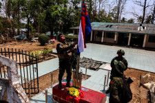 ミャンマー武装勢力、制圧したタイ国境要衝で横断幕