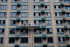 　４月１６日、中国の３月新築住宅価格は、２０１５年８月以来の大幅な落ち込みとなった。写真は集合住宅の建設現場。北京で昨年９月撮影（２０２４　ロイター／Tingshu Wang）