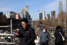 　４月１５日、中国国家統計局が発表した第１・四半期の国内総生産（ＧＤＰ）は前年同期比５．３％増と、市場予想を上回った。写真は朝の通勤時間帯の北京のビジネス街の様子。２月撮影（２０２４　ロイター／Florence Lo）