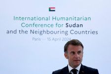 アフリカ北東部スーダンで政府軍と準軍事組織「即応支援部隊（ＲＳＦ）」の戦闘が始まって１年となる１５日、飢餓寸前に陥った数百万人を支援する国際会議がパリで開かれ、フランスのマクロン大統領（写真）は支援総額が２０億ユーロ（２１億３０００万ドル）を超える規模に上ることになったと表明した（２０２４年　ロイター／Aurelien Morissard）