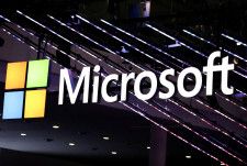 　４月１６日、米マイクロソフトは、アラブ首長国連邦（ＵＡＥ）の人工知能（ＡＩ）企業Ｇ４２に１５億ドルを投資すると、両社が声明を発表した。写真はマイクロソフトのロゴ。２月、バルセロナで撮影（２０２４年　ロイター/Bruna Casas）