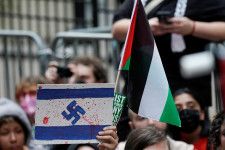 ４月１６日、有力ユダヤ人団体、名誉毀損防止同盟（ＡＤＬ）は、米国で襲撃や破壊行為、嫌がらせによる反ユダヤ主義の事案が２０２３年に過去最多を記録したとのリポートを公表した。写真はニューヨークで２０２３年１０月、パレスチナへの連帯を示すデモで撮影（２０２４年　ロイター／Eduardo Munoz）