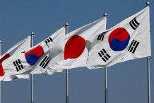 ４月１７日、韓国企画財政省は、崔相穆企画財政相と日本の鈴木俊一財務相が最近の自国通貨安に深刻な懸念を表明したと発表した。写真は２０２３年３月、尹大統領の訪日を控えて掲げられた両国の国旗。羽田空港で撮影（２０２４年　ロイター／Issei Kato）