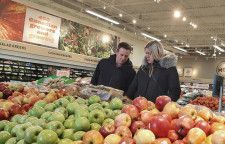 　４月１６日、カナダ統計局が発表した３月の消費者物価指数（ＣＰＩ）は前年同月比２．９％上昇した。写真はカナダのオタワにあるスーパーマーケットで昨年３月撮影（２０２４　ロイター／Patrick Doyle）