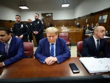 　４月１６日、米ニューヨーク州地裁は、不倫口止め疑惑に絡む事件で起訴されたトランプ前大統領（写真中央）の公判で、陪審員７人を選任した。写真は米ニューヨークの裁判所での代表撮影（２０２４　ロイター）