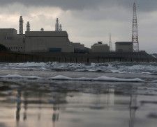 東京電力は１７日、柏崎刈羽原発７号機原子炉への核燃料搬入について同日朝から作業を一時中断していると公表した。写真は同原発。２０１２年１１月撮影（２０２４年　ロイター/Kim Kyung-Hoon）