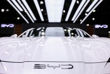 　４月１６日、中国の電気自動車（ＥＶ）最大手ＢＹＤ（比亜迪）はオンラインイベントで、高価格ブランド「方程豹（ファンチェンバオ）」の新モデル３台を発表した。写真はＢＹＤのロゴ。３月、タイ・バンコクで撮影（２０２４年　ロイター/Chalinee Thirasupa）