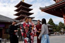 　４月１７日、日本政府観光局（ＪＮＴＯ）が発表した３月の訪⽇外国人客数は３０８万１６００人（推計）で、前年同月比６９．５％増、新型コロナ感染症が拡大する前の１９年同月比では１１．６％増となった。写真は２０２２年１０月、都内で撮影（２０２４年　ロイター/Issei Kato）