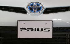 　４月１７日、東海理化は同社製造のプリウス向け後席ドアハンドルのスイッチに不具合が発生する恐れがあるとして、トヨタ自動車がリコールを届け出たと発表した。写真はプリウスの車体とトヨタのロゴ。２０１２年１１月、都内で撮影（２０２４年　ロイター/Yuriko Nakao）