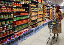 南アフリカ統計局が１７日発表した３月の消費者物価指数（ＣＰＩ）は前年同月比５．３％上昇し、２月の５．６％から減速した。ソウェトのスーパーマーケットで３月撮影。（2024年　ロイター/Siphiwe Sibeko/File Photo）
