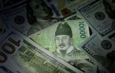日米韓は１７日に開催された初の財務相会合で、外国為替市場の動向について「緊密に協議する」ことで合意した。２０１５年１２月撮影（２０２４年　ロイター/Kim Hong-Ji）