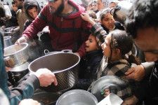 国連パレスチナ難民救済事業機関（ＵＮＲＷＡ）のラザリニ事務局長は１７日、ガザの食料危機が悪化していると警告した。写真は、２０２４年３月１９日にガザ北部シャバリアで、無料の食料支援を受けるパレスチナの人々。（２０２４年　ロイター／Mahmoud Issa）