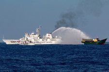 フィリピン外務省は１８日、同国が日米との関係強化を決定したことについて「主権国家の選択」だとし、中国に対し南シナ海での「自らの行動を省みる」よう求めた。写真は南シナ海でフィリピンの補給艦に向けて、水鉄砲を発射する中国沿岸警備隊船で２０２４年３月に撮影（２０２４年　ロイター／Adrian Portugal）
