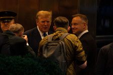 ポーランドのドゥダ大統領（写真いちばん右）は１７日、訪問先のニューヨークでトランプ前米大統領（同右から３番目）と私的に会談したことを明らかにした。４月１７日、ニューヨークで撮影（２０２４年　ロイター/David 'Dee' Delgado）