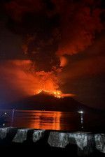 インドネシアの北スラウェシ州にあるルアング火山の大規模噴火で、当局は１８日、州の空港を閉鎖し、周辺住民数百人を避難させていると明らかにした。写真は４月１７日撮影（２０２４年　HO/BPBD Kab Sitaro/via REUTERS）