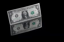 　４月１８日、午後３時のドル／円は、前日ニューヨーク市場の終盤とほぼ変わらずの１５４円前半で取引されている。写真は米ドル紙幣。２０２１年１１月撮影（２０２４年　ロイター/Murad Sezer）