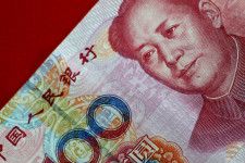 　４月１８日、 中国人民銀行（中央銀行）上海総部が発表したデータによると、３月の中国オンショア人民元建て債券の外国人保有高は７カ月連続で増加した。写真は人民元紙幣。２０１７年５月撮影（２０２４年　ロイター/Thomas White）