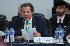 ２０２４年の２０カ国・地域（Ｇ２０）議長国を務めるブラジルのアダジ財務相は１８日、米利下げ開始が遅れる見通しから世界的な資産再評価の動きが見られ、債務に関する議論の緊急性が高まっているとの見解を示した。写真は、２０２４年２月２９日にブラジル・サンパウロで開かれたG２０財務相・中銀総裁会議で発言する同財務相。（２０２４年　ロイター／Carla Carniel）