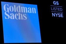 米金融大手ゴールドマン・サックスは１８日、２０２４年下期の北海ブレント先物価格の予想を従来の１バレル＝８５ドルから８６ドルに引き上げた。写真は、同社のロゴ。２０１８年１２月１８日にＮＹ証取で撮影。（２０２４年　ロイター／Brendan McDermid）