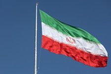 ４月１８日、 イランは、２０１５年に米英など６カ国と締結した核合意の枠組みが崩れていくのに伴って核開発プログラムを加速させており、いざ決断した場合に核兵器を製造して完成するまでに要する時間は、刻々と短縮されつつある。写真はイランの国旗。テヘランで２０２３年２月撮影。提供写真（２０２４年　ロイター/Majid Asgaripour/WANA)
