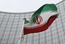 　４月１９日、イランの国営テレビは、イスファハン州内の核施設に被害はないと報じた。写真はイランの旗。オーストリアのウイーンで２０１６年１月撮影（２０２４　ロイター／Leonhard Foeger）