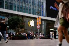 　米アップルは１９日、中国政府の命令を受けて、中国のアップストアからメタ・プラットフォームズの「ワッツアップ」と「スレッズ」のアプリを削除した。写真は中国・上海のアップルストア。昨年９月撮影（２０２４年　ロイター/Aly Song）