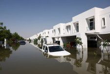 　アラブ首長国連邦（ＵＡＥ）で最多の人口を抱える大都市ドバイでは、記録的な暴風雨に見舞われてから２日後の１８日、大規模洪水で冠水した道路からの障害物除去や浸水した家屋の後片付けといった難題が山積している。ドバイの住宅地で撮影（２０２４年　ロイター/Amr Alfiky）