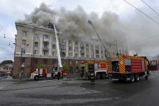 　４月１９日午前、ウクライナ中部ドニエプロペトロフスク州でロシアによる大規模なミサイル攻撃があり、少なくとも８人が死亡、２５人以上が負傷し、重要インフラが被害を受けたと、地元当局が明らかにした。写真は消火作業が行われている攻撃を受けたアパート（２０２４年　ロイター/Mykola Synelnykov）