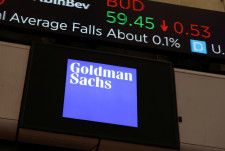 ４月１９日、 ノルウェー政府系ファンドは米金融大手ゴールドマン・サックスについて、現在デービッド・ソロモン氏が兼任している最高経営責任者（ＣＥＯ）と会長の分離を求める株主決議に賛成票を投じる方針を示した。写真はゴールドマン・サックスのロゴ。ニューヨーク証券取引所で２０２１年１１月撮影（２０２４年　ロイター/Andrew Kelly）