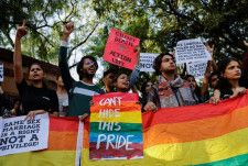 ６月４日に開票が行われるインド下院総選挙で、２大政党はＬＧＢＴＱ＋（性的少数者）の人々の生活改善を公約に掲げている。しかし、活動家らは、同性婚という肝心の問題を避けた単なるリップサービスだとして失望している。写真はニューデリーで２０２３年１０月、同性婚を支持する学生ら。最高裁が同性婚の法制化を認めず、議会の決定に委ねるとの判断を示したことを受けて集会が開催された（２０２４年　ロイター／Anushree Fadnavis）