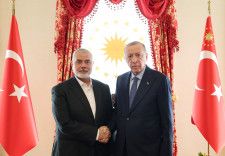 　４月２０日、トルコのエルドアン大統領は、イスタンブールでパレスチナのイスラム組織ハマスの指導者イスマイル・ハニヤ氏と会談し、ガザへの人道支援と地域の和平に向けた取り組みについて話し合った。大統領府が発表した。提供写真（２０２４年　ロイター/Murat Cetinmuhurdar/Turkish Presidential Press Office）