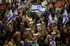 ４月２０日、イスラエルで総選挙の早期実施を求めて数千人が抗議デモを行った。パレスチナ自治区ガザで拘束されている人質解放に向けた一段の措置も政府に求めている（２０２４年　ロイター／Hannah McKay）