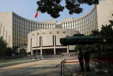 ４月２２日、中国人民銀行（中央銀行）は、銀行貸出金利の指標となる最優遇貸出金利（ローンプライムレート、ＬＰＲ）を市場の予想通り据え置いた。写真は２０２２年９月、北京の同行で撮影（２０２４年　ロイター／Tingshu Wang）